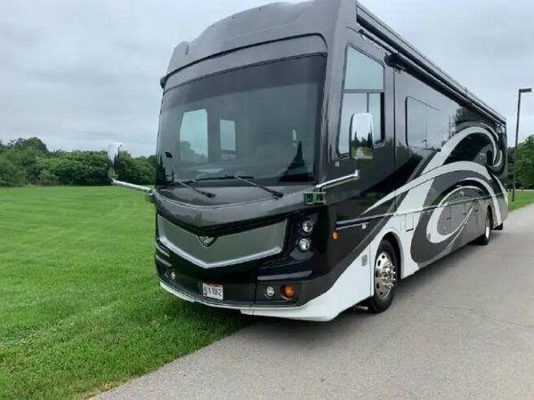 2017 Fleetwood Discovery Lxe 40E