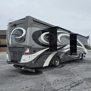 2017 Fleetwood Discovery Lxe 40E