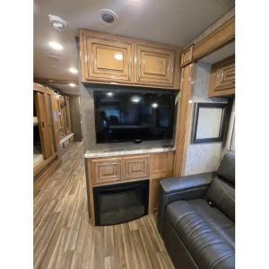 2019 Thor Motor Coach Miramar 37 1