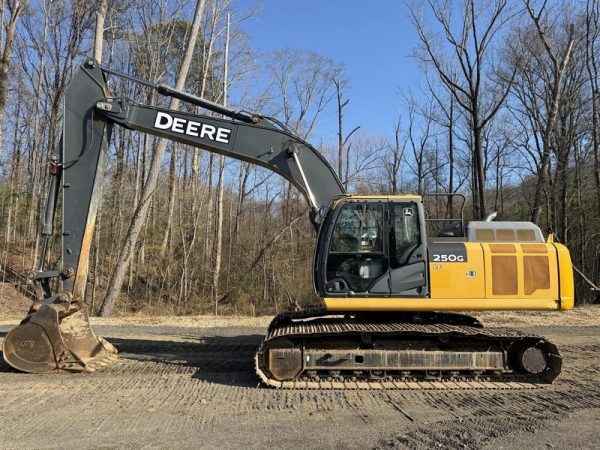 2017 DEERE Excavators 250G LC