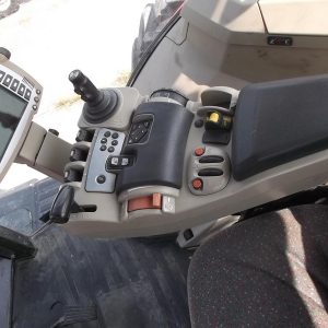 2011 MASSEY FERGUSON Tractors 8660